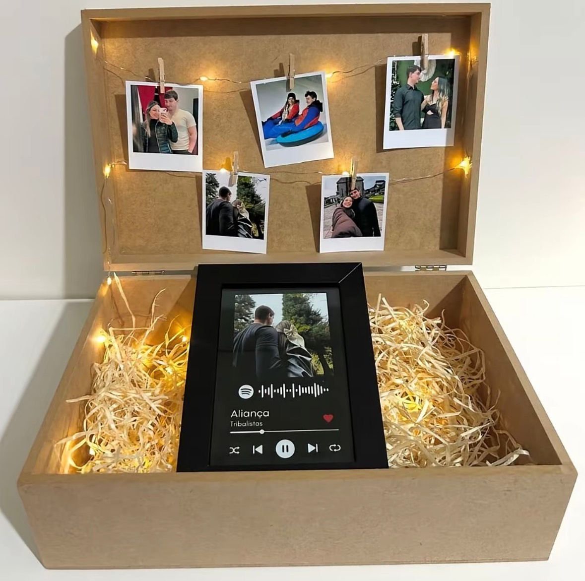 Caixa com quadro Spotify e fotos polaroid